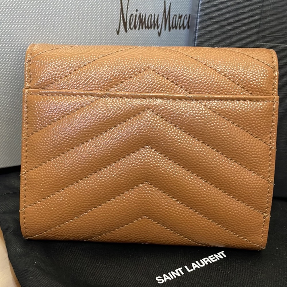 SAINT LAURENT 🤎 MONOGRAMME SMALL TRIFOLD WALLET GRAIN - Picture 3 of 7